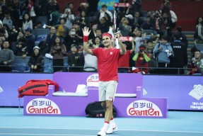 出色发挥引发热议！，费德勒在巴塞罗那比赛中险胜全场沸腾不已的简单介绍