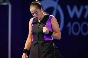 阿扎伦卡在FPX比赛中爆冷，战术调整引发热议！的简单介绍