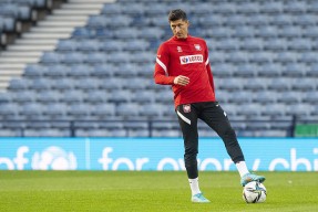 关于莱万多夫斯基回归赛场，问鼎冠军首场状态亮眼，中国队观众沸腾！的信息